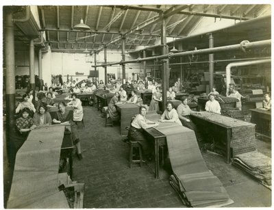 Fertigungsraum, Teppichfabrik, 1923 von English Photographer